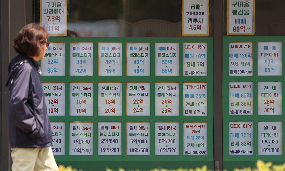 정부가 토지거래허가구역에서 주택 매수자에게 적용되는 실거주 의무를 세입자가 있는 모든 주택을 대상으로 한시 유예한다고 발표한 12일 서울 강남구 한 부동산 중개업소의 모습. 연합뉴스