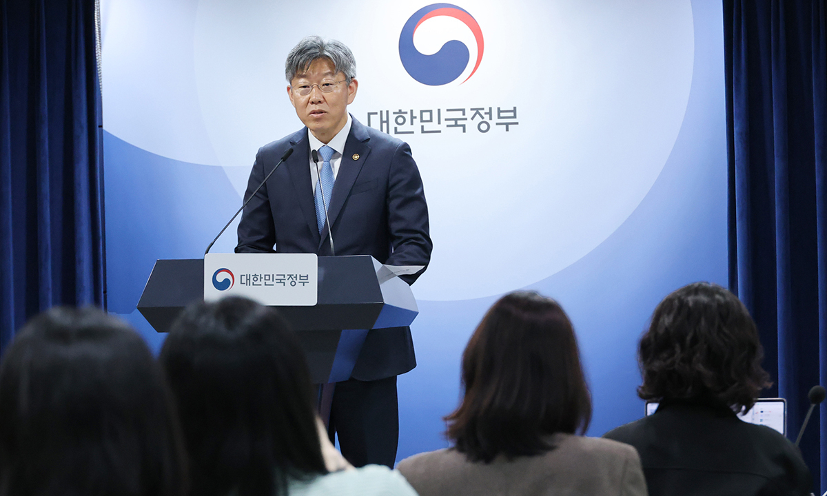 김이탁 국토교통부 제1차관이 12일 서울 종로구 정부서울청사에서 토지거래허가구역에서 주택 매수자에게 적용되는 실거주 의무를 세입자가 있는 모든 주택을 대상으로 한시 유예(매수자가 무주택자인 경우에 한함)하는 방안에 대해 설명하고 있다. 연합뉴스