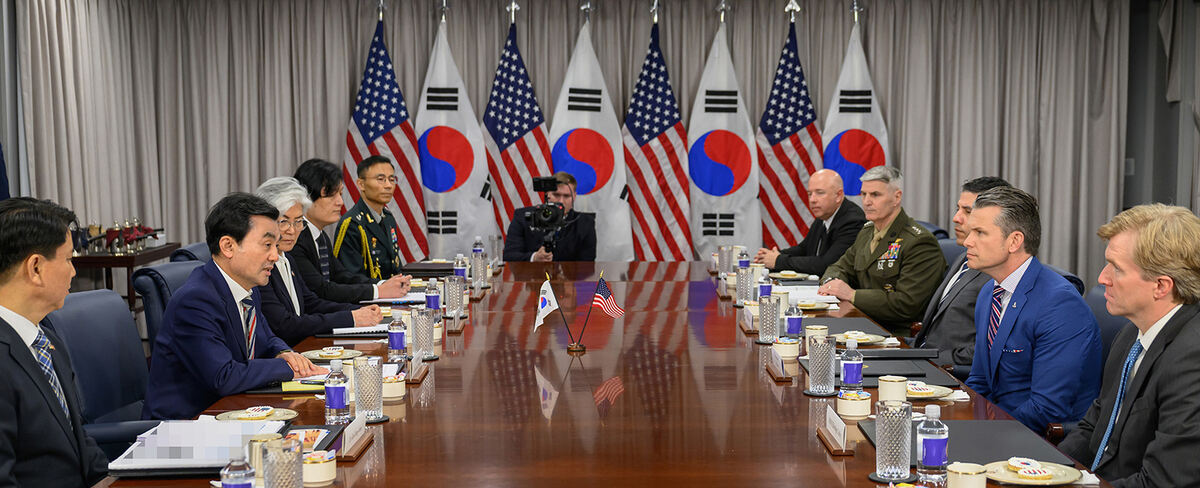 안규백 국방부 장관(왼쪽 두번째)과 피트 헤그세스 미 국방부(전쟁부) 장관이 11일(현지시간) 미국 펜타곤에서 회담하고 있다. 국방부 제공