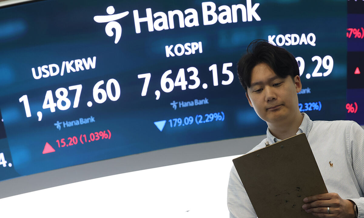 12일 서울 중구 하나은행 딜링룸 현황판에 코스피가 표시돼 있다. 연합뉴스