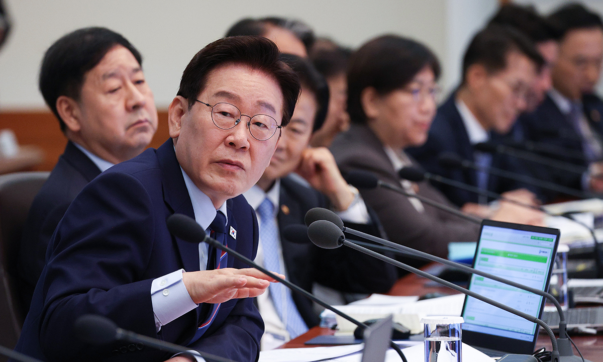 “20여년 전 카드 연체 아직도 추심한다니…” 이재명 대통령이 12일 청와대에서 열린 국무회의 겸 제8차 비상경제점검회의에서 발언하고 있다. 이 대통령은 “국민의 눈을 속이는 포퓰리즘적인 긴축 재정론의 함정에 빠져서는 안 된다”며 “적극적인 재정정책을 통해서 국민 경제 대도약의 발판을 닦는 데 역량을 집중해야 한다”고 강조했다. 남정탁 기자