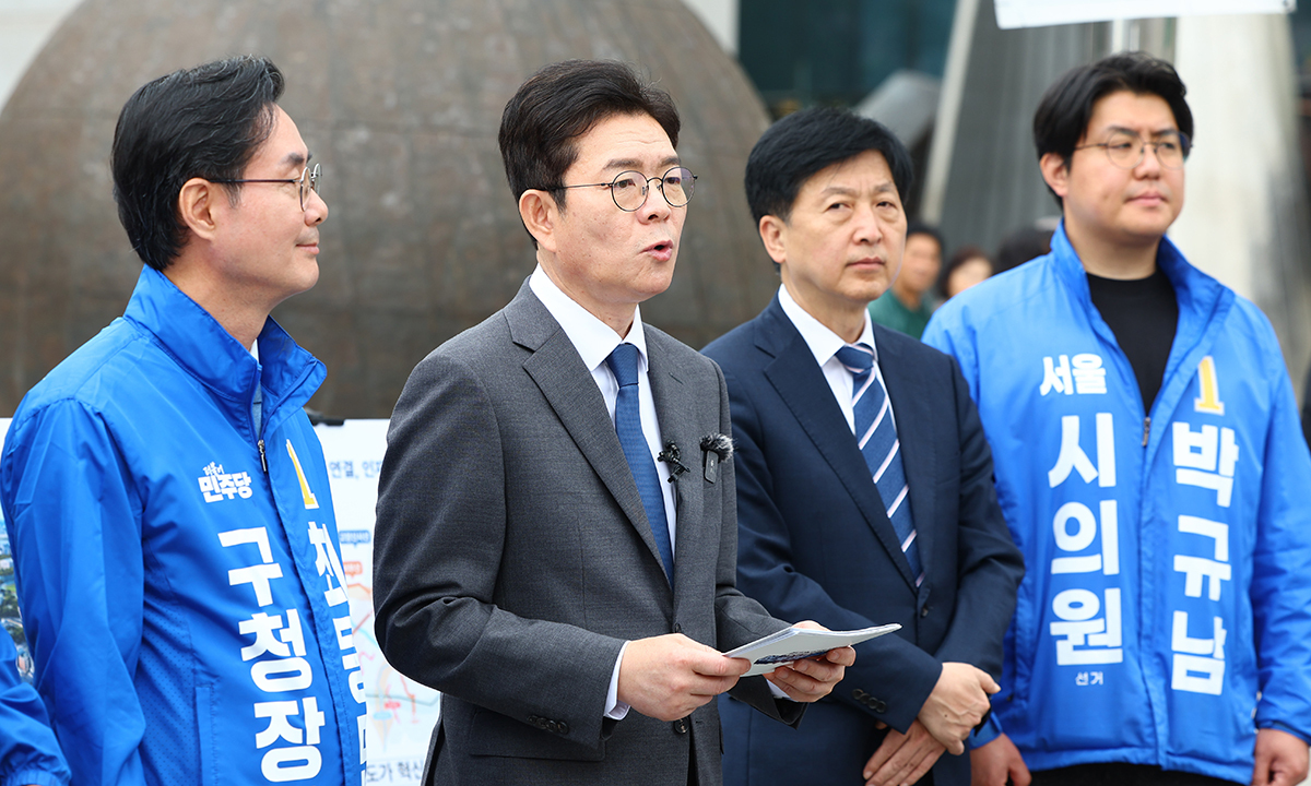 더불어민주당 정원오 서울시장 후보가 12일 서울 동대문구 청량리역 광장에서 '서울 공간 대전환' G2 공약을 발표하고 있다. 뉴시스