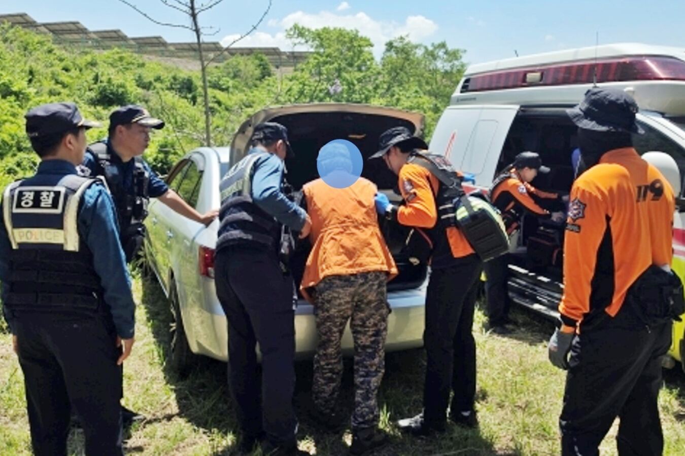 전북 진안의 한 야산에서 고사리를 채취하던 중 복통을 호소한 70대 주민이 119 구조대와 경찰의 공조 수색으로 무사히 구조된 뒤 병원 이송 전 소지품을 챙기고 있다. 전북도소방본부 제공