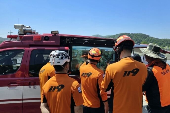 전북 119 구조대원들이 산악 지역에서 고사리를 채취하던 중 복통을 호소한 70대 주민을 구조하기 위해 지형과 동선을 파악하고 있다. 전북도소방본부 제공