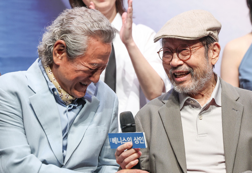 연극 ‘베니스의 상인’에서 주인공 샤일록을 맡은 배우 박근형(왼쪽)과 법정을 여는 공작을 연기하는 배우 신구가 12일 서울 대학로 한 극장에서 열린 기자간담회에서 서로 마주보며 파안대소하고 있다.&nbsp;뉴스1