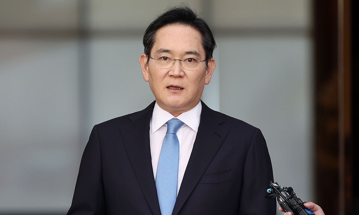 일본 출장을 마치고 귀국한 이재용 삼성전자 회장이 16일 서울 김포비즈니스항공센터(SGBAC)에서 입장문을 읽고 있다. 연합뉴스