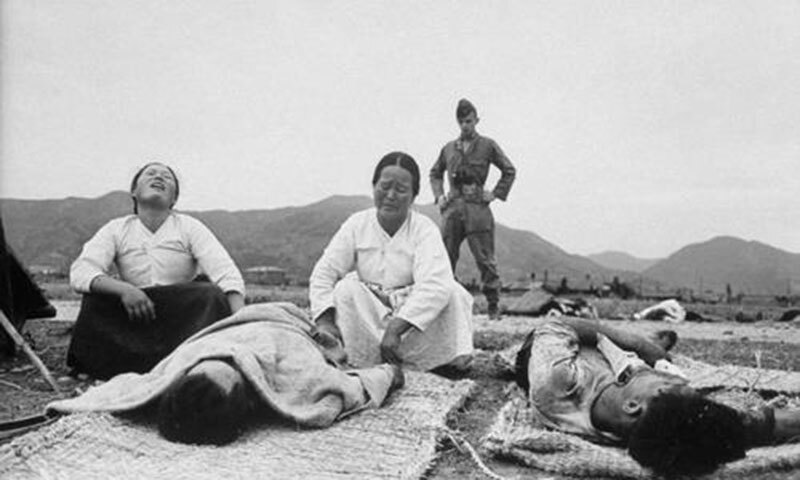 1948년 전남 여수와 순천에서 발생한 여순사건 당시 반군에 협조했다는 혐의로 사형당한 민간인 희생자들의 유족이 오열하고 있다. 여수지역사회연구소 제공