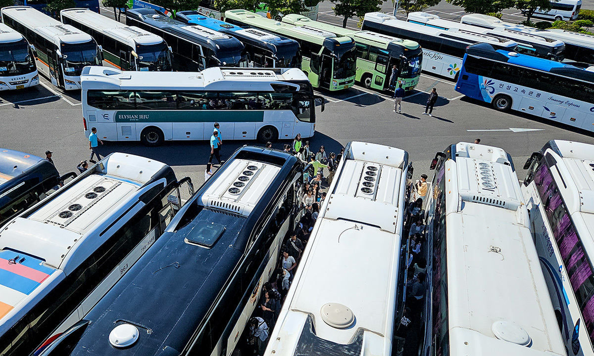 지난 4월 29일 제주국제공항 버스 전용 주차장에 수학여행단 학생들을 기다리는 전세버스가 빼곡히 주차돼 있다. 뉴시스