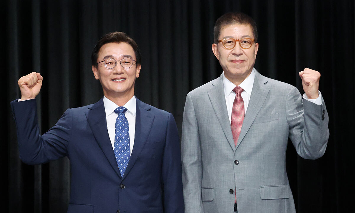 6·3 지방선거 부산시장에 출마한 더불어민주당 전재수 후보(왼쪽)와&nbsp;국민의힘 박형준 후보. 연합뉴스