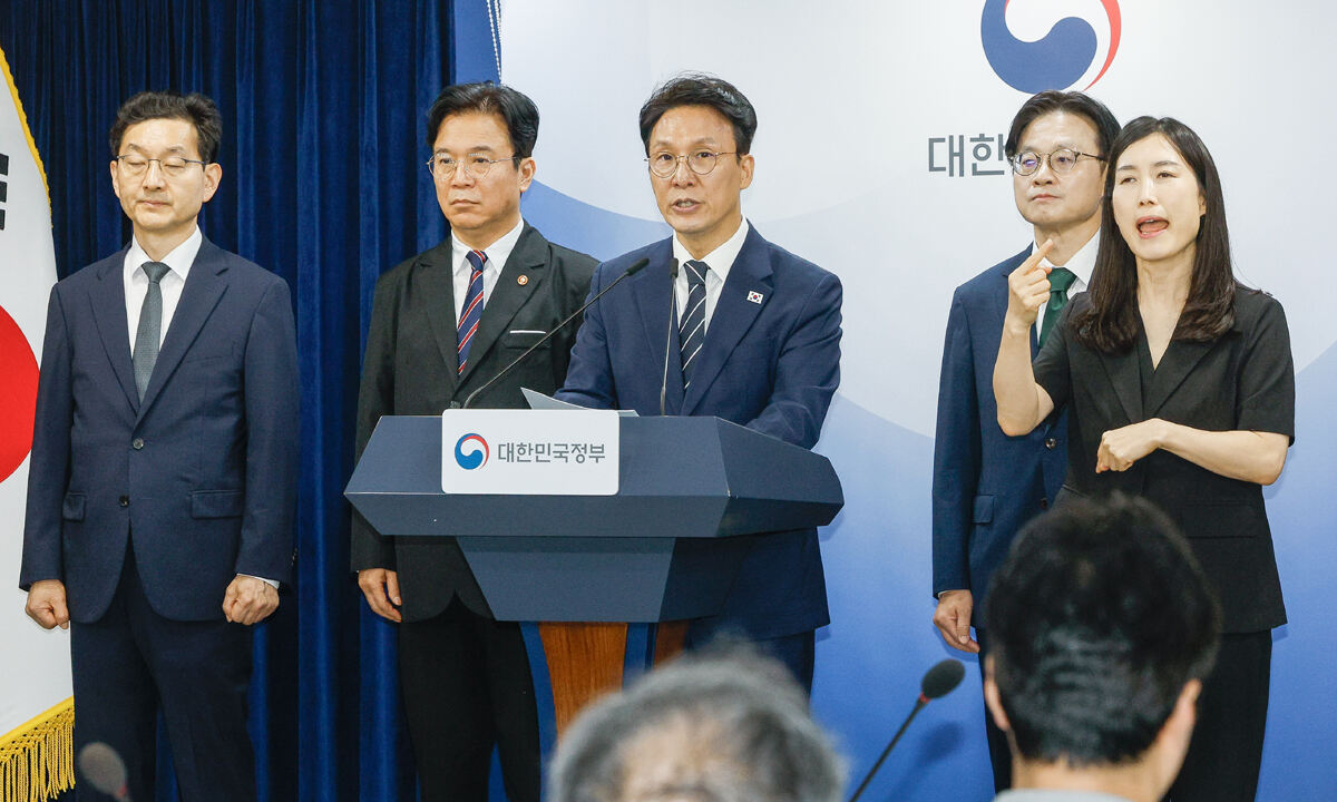 “막대한 피해 우려” 김민석 국무총리가 17일 서울 종로구 정부서울청사에서 삼성전자 파업 관련 대국민 담화를 발표하고 있다. 김 총리는 “삼성전자 노사가 18일 교섭을 재개하기로 합의했다”며 “파업으로 국민 경제에 막대한 피해가 우려되는 상황이 발생한다면 정부는 국민 경제 보호를 위해 긴급조정을 포함한 가능한 한 모든 대응 수단을 강구하지 않을 수 없다”고 밝혔다. 왼쪽부터 윤창렬 국무조정실장, 김영훈 고용노동부 장관, 김 총리, 김정관 산업통상부 장관. 최상수 기자