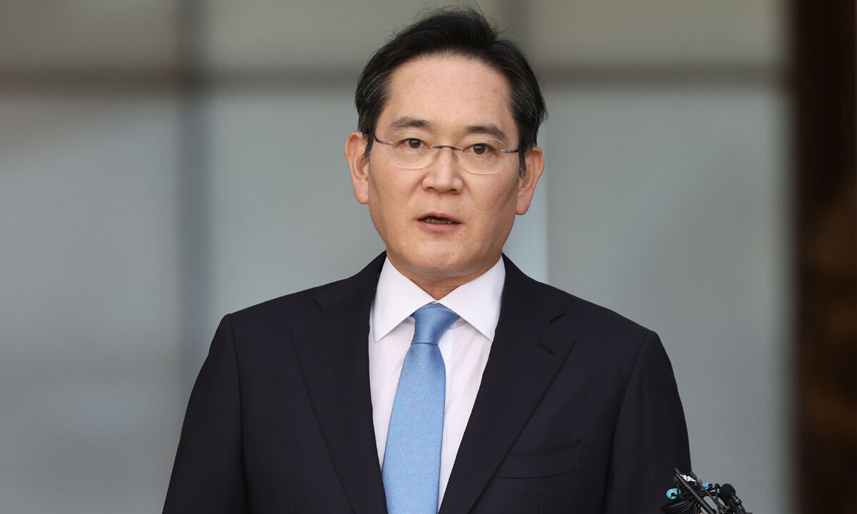 해외 출장을 마치고 귀국한 이재용 삼성전자 회장이 지난 16일 서울 김포비즈니스항공센터(SGBAC)에서 입장문을 읽고 있다. 연합뉴스