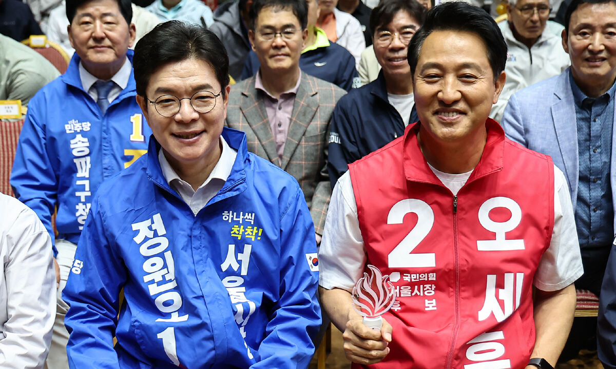정원오 더불어민주당 서울시장 후보와 오세훈 국민의힘 서울시장 후보가 지난 16일 서울 송파구 잠실실내체육관에서 열린 2026 서울시민체육대축전에 참석해 착석해 있다. 뉴스1