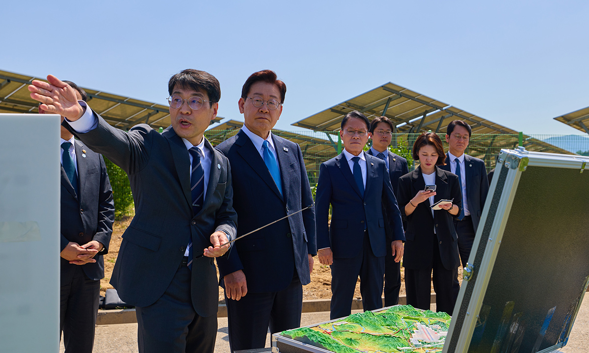 이재명 대통령이 15일 경북 의성군 대구경북통합신공항 건설 예정부지를 방문해 관계자의 설명을 듣고 있다. 청와대 제공