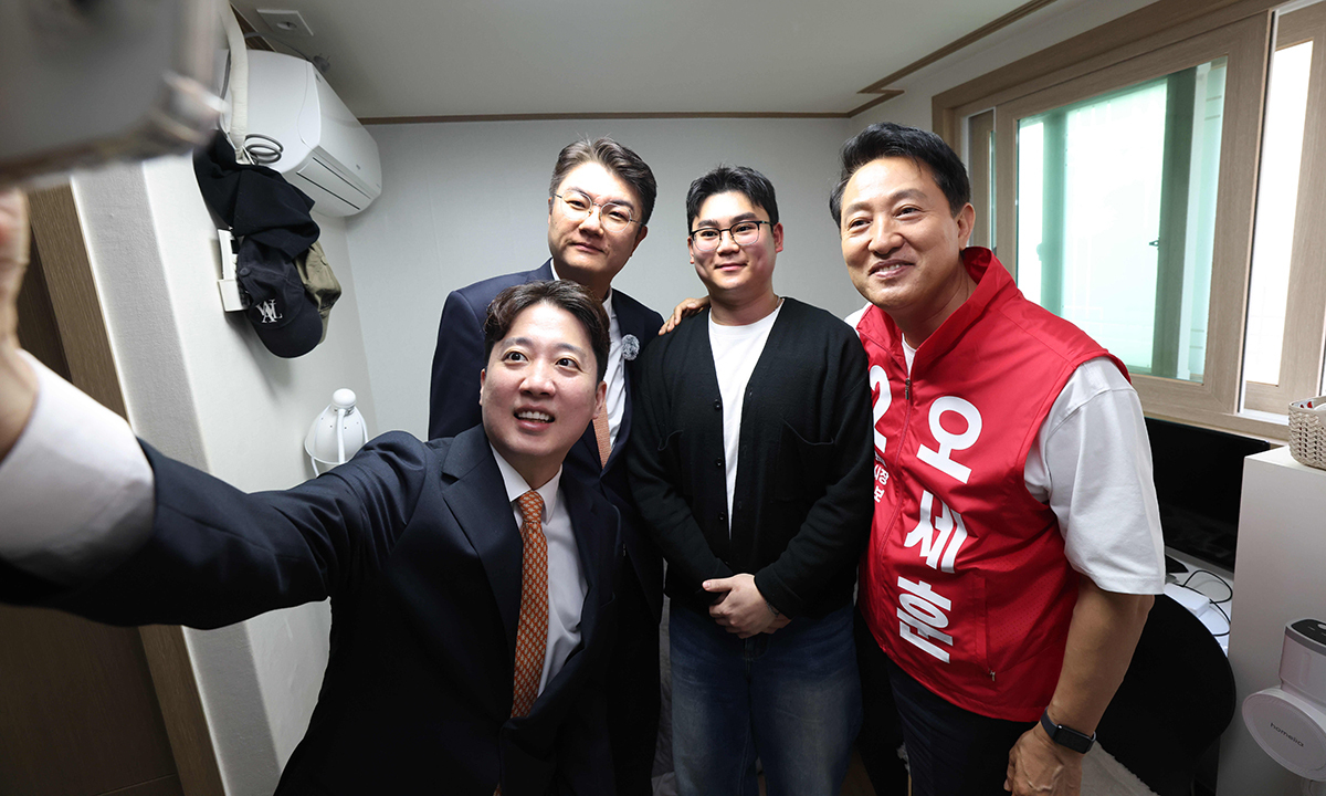 이준석과 청년 주거 현장 간담회 국민의힘 오세훈 서울시장 후보(오른쪽)와 개혁신당 이준석 대표(왼쪽), 같은 당 김정철 서울시장 후보(왼쪽 두 번째)가 16일 서울 노원구 원룸에서 자취하는 대학생을 만나 기념사진을 촬영하고 있다. 오 후보는 이 대표, 김 후보와 청년 주거 현장 간담회를 열고 “전세 물량은 씨가 마르고, 그 바람에 월세가 급등하는 상황”이라며 이재명정부 부동산 정책을 비판했다. 오 후보 캠프 제공