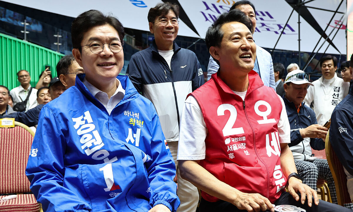 정원오 더불어민주당 서울시장 후보와 오세훈 국민의힘 서울시장 후보가 지난 16일 서울 송파구 잠실실내체육관에서 열린 2026 서울시민체육대축전에 참석해 착석해 있다. 뉴스1