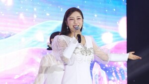송가인, 베트남에서 '공연 700석' 가득 채우고 '떼창' 끌어내