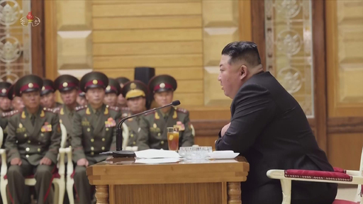 북한 조선중앙TV는 김정은 국무위원장이 지난 17일 전군의 사·여단 지휘관들의 회합을 소집하고 각급 연합부대 지휘관들과 중요 군사문제들에 대하여 담화를 진행했다고 18일 보도했다. 조선중앙TV·뉴시스