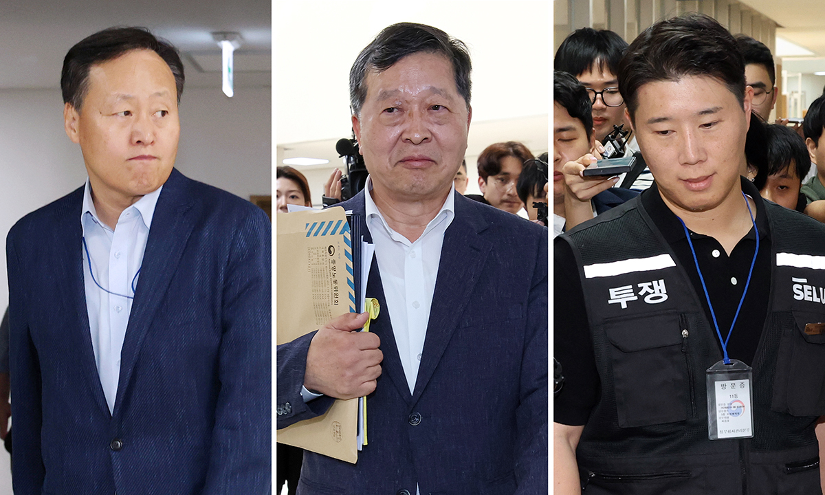 삼성전자 노사는 총파업 예고 시점을 사흘 앞둔 18일 정부세종청사 중앙노동위원회에서 정부 중재로 성과급 갈등을 둘러싼 마지막 협상을 벌이고 있다. 왼쪽부터 이날 2차 사후조정이 열린 중노위 조정회의장으로 각각 들어가는 삼성전자 사측 대표교섭위원인 여명구 DS(반도체 부문) 피플팀장, 박수근 중앙노동위원장, 삼성그룹 초기업노동조합 삼성전자지부 최승호 위원장. 연합뉴스