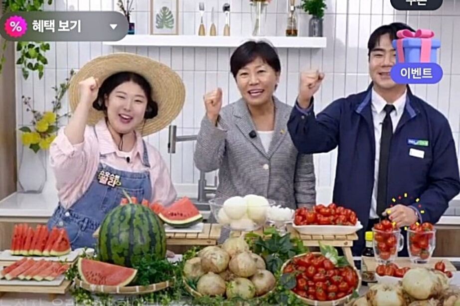 19일 오후 전북 익산원예농협 온라인 스튜디오에 '일일 쇼호스트'로 참여한 송미령(가운데) 농림축산식품부 장관이 제철 농산물을 홍보하며 파이팅을 외치고 있다. 농림수산식품부 제공