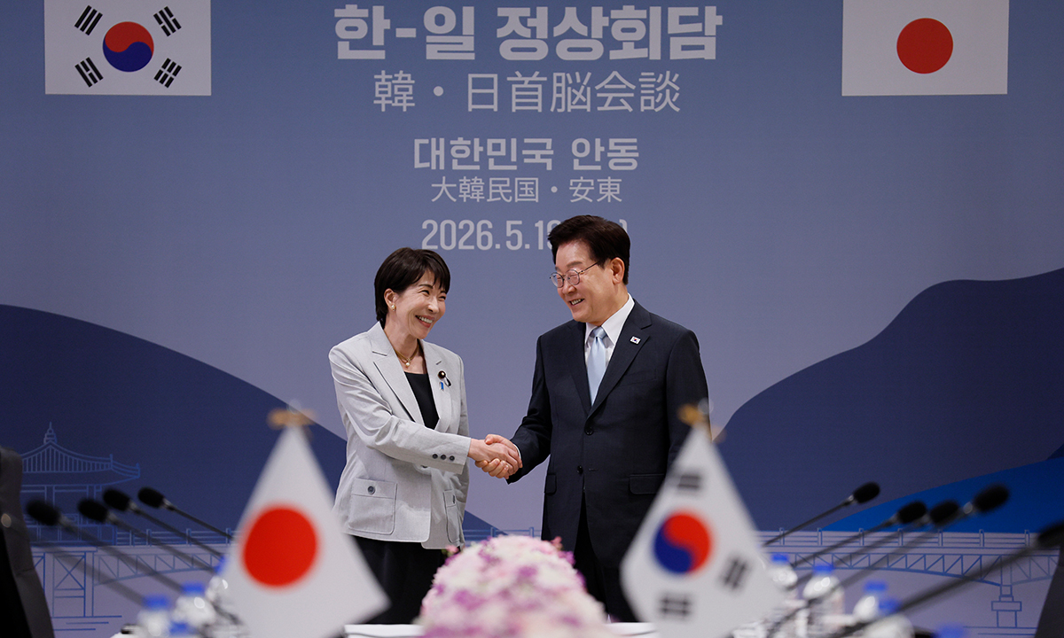 이재명 대통령이 19일 경북 안동의 한 호텔에 마련된 정상회담장에서 다카이치 사나에 일본총리와 확대 정상회담에 앞서 악수를 하고 있다. 2026.5.19 청와대사진기자단