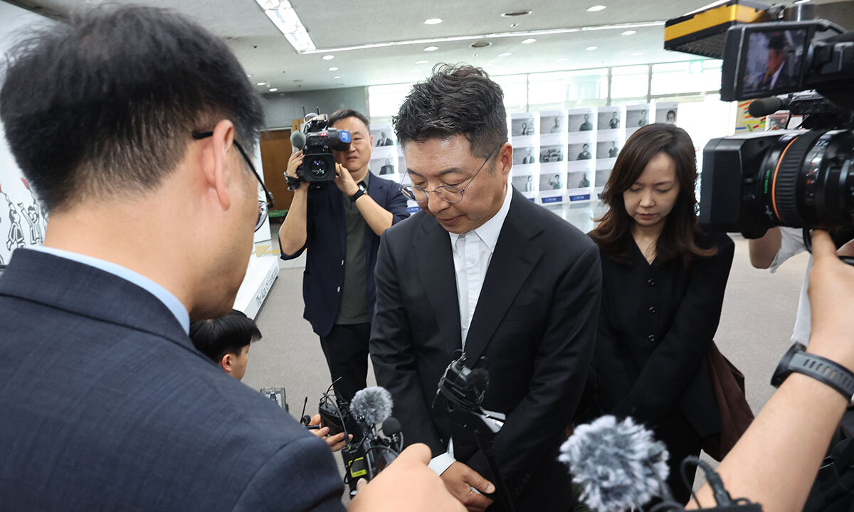 광주 찾아간 신세계 부사장 스타벅스코리아의 ‘탱크 데이 이벤트’가 5·18 민주화운동을 폄훼했다는 비판 여론이 거센 가운데 김수완 신세계그룹 총괄부사장(가운데)이 19일 광주 서구 쌍촌동 5·18기념문화센터를 찾아 고개 숙이고 있다. 5·18 단체 측이 면담을 거부하면서 이날 만남은 불발됐다. 광주=연합뉴스