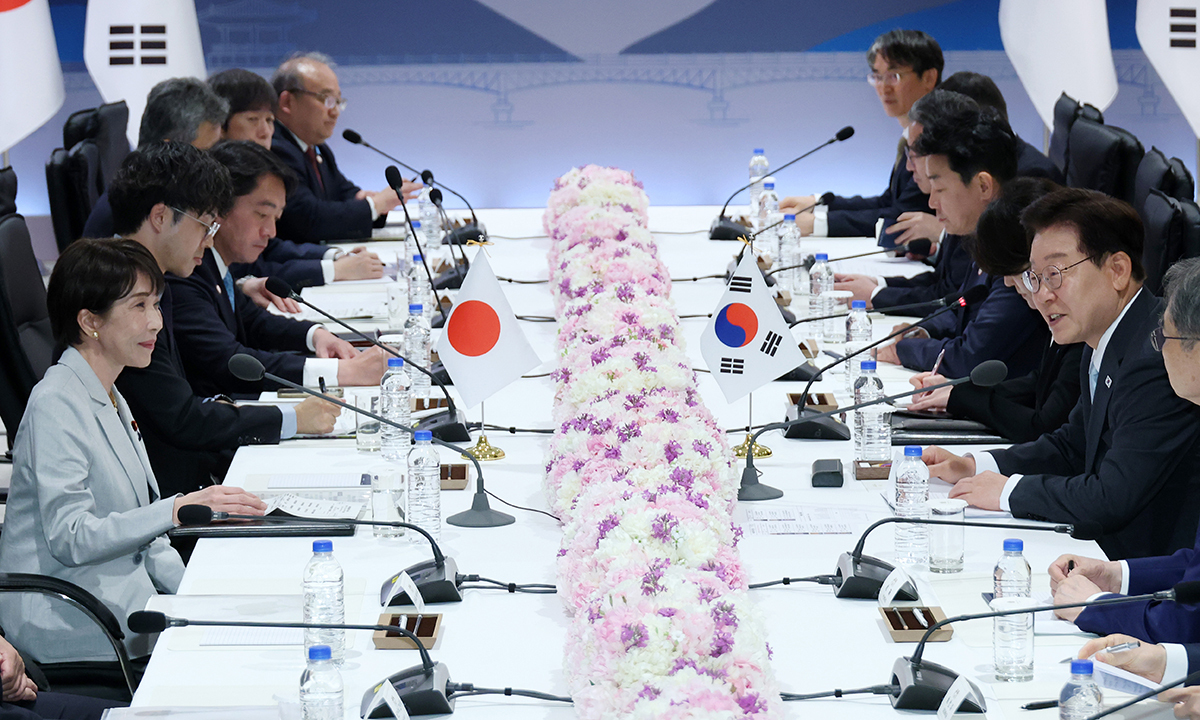 이재명 대통령과 다카이치 사나에 일본 총리가 19일 경북 안동 한 호텔에서 확대 정상회담을 하고 있다. 연합뉴스