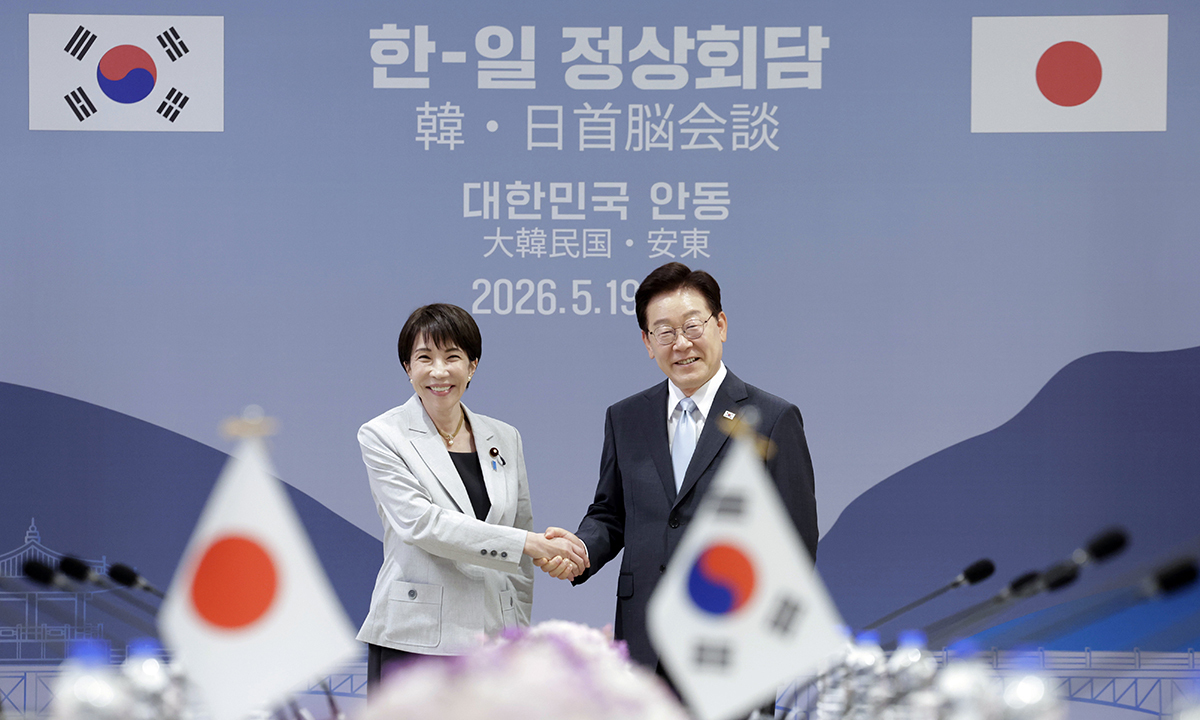 이재명 대통령과 다카이치 사나에 일본 총리가 19일 경북 안동시 한 호텔에서 한일 확대 정상회담 기념촬영을 하고 있다. 연합뉴스