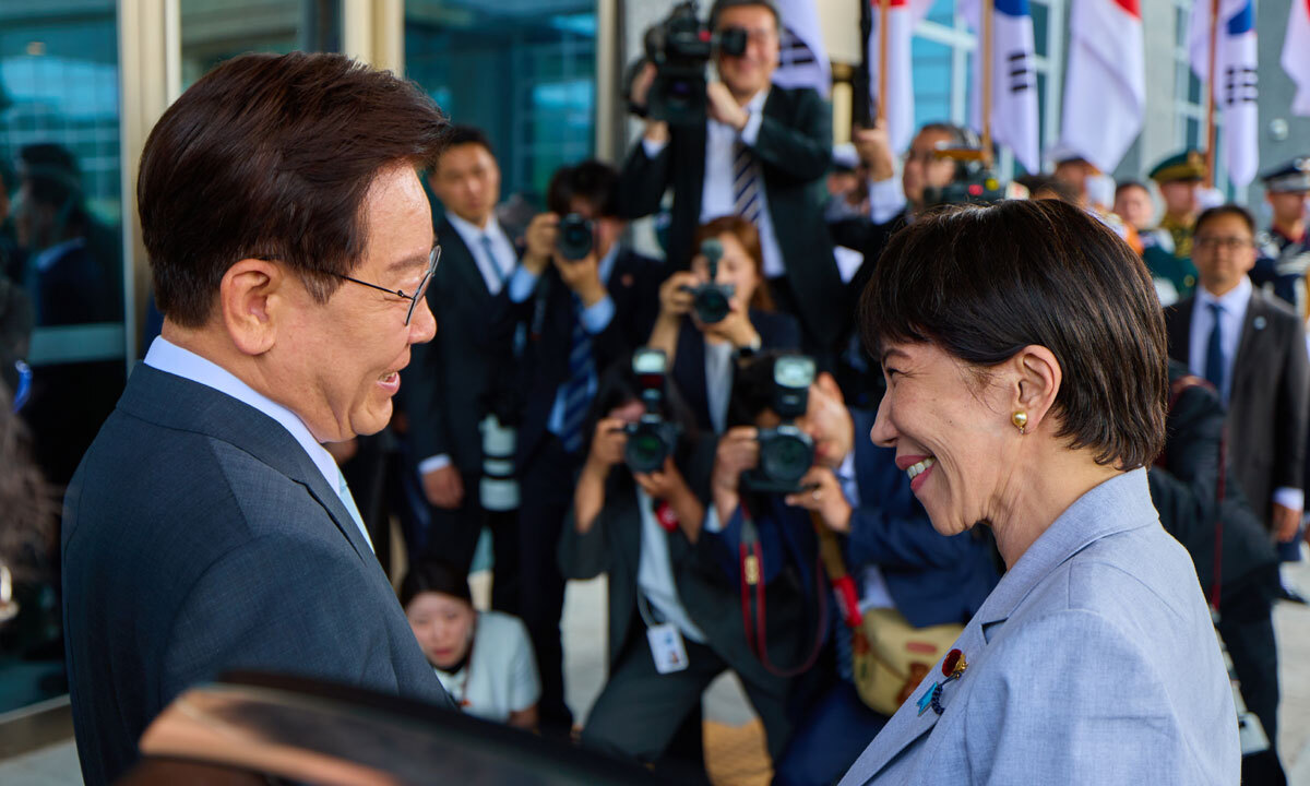 안동서 만난 한·일 정상 이재명 대통령이 19일 한·일 정상회담장이 마련된 경북 안동 한 호텔 정문에서 다카이치 사나에 일본 총리를 영접하며 환하게 웃고 있다. 이날 다카이치 총리가 이 대통령의 고향인 안동을 찾으면서 지난 1월 이 대통령의 일본 나라현 방문에 이어 양국 정상의 상호 고향 방문이 성사됐다. 청와대 제공