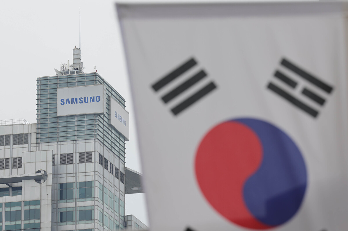 19일 경기 수원시 영통구 삼성전자 수원본사 앞에 태국기가 걸려 있다. 수원=이재문 기자