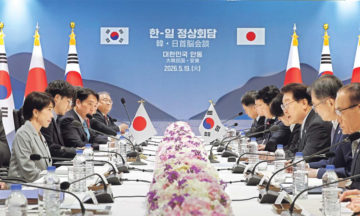 이재명 대통령이 19일 경북 안동의 한 호텔에 마련된 한·일 정상회담장에서 맞은편에 앉은 다카이치 사나에 일본 총리(왼쪽 두 번째)와 확대 회담을 갖고 있다. 이 대통령은 회담 모두발언에서 “4개월 만에 다카이치 총리와 서로의 고향을 방문하게 됐는데, 한·일 관계 역사상 최초”라며 “오늘 회담이 최상의 한·일 관계를 한 단계 더 도약시키는 한 걸음이 되길 기대한다”고 했다. 청와대사진기자단