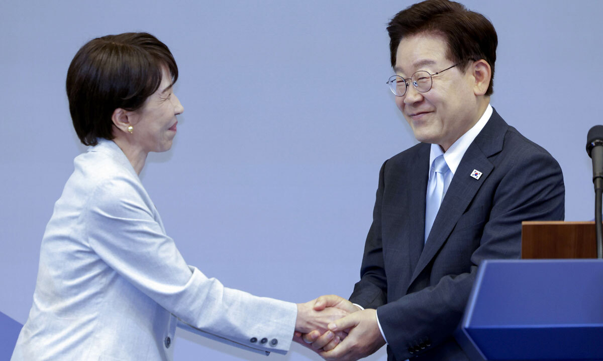 이재명 대통령과 다카이치 사나에 일본 총리가 19일 경북 안동 한 호텔에서 공동언론발표를 마친 뒤 악수하고 있다. 연합