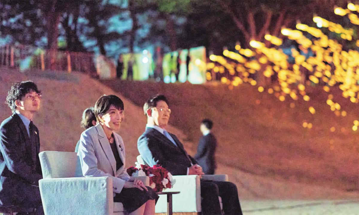 하회마을서 선유줄불놀이 관람 이재명 대통령과 다카이치 사나에 일본 총리가 19일 경북 안동에서 세 번째 정상회담을 마치고 하회마을로 이동해 선유줄불놀이를 감상하고 있다. 선유줄불놀이는 공중에 길게 건 줄에 숯가루를 넣은 봉지를 매달아 불을 붙인 뒤 불꽃이 허공에 흩날리는 장관을 즐기는 민속놀이다. 청와대 제공