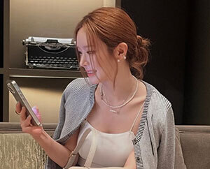 초아, 금발 벗고 분위기 변신