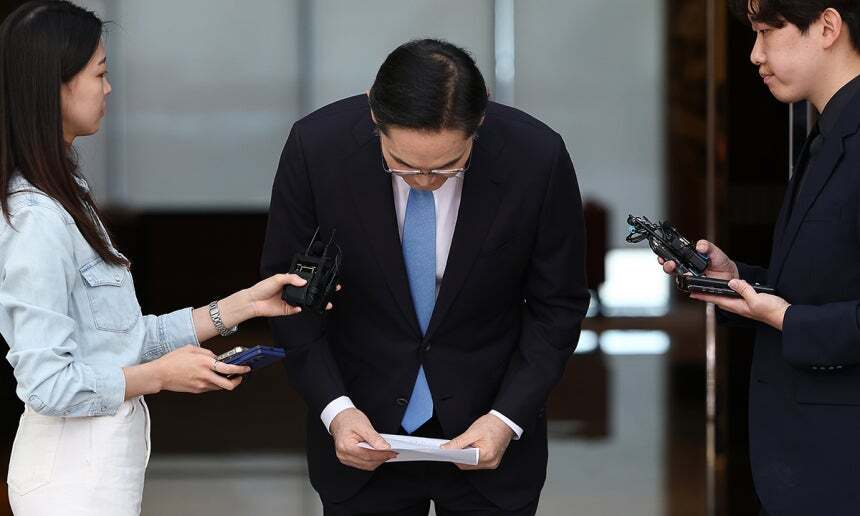 지난 16일 출장을 마치고 급거 귀국한 이재용 삼성전자 회장이 서울 김포비즈니스항공센터(SGBAC)에서 머리 숙여 사죄 인사를 하고 있다. 연합뉴스