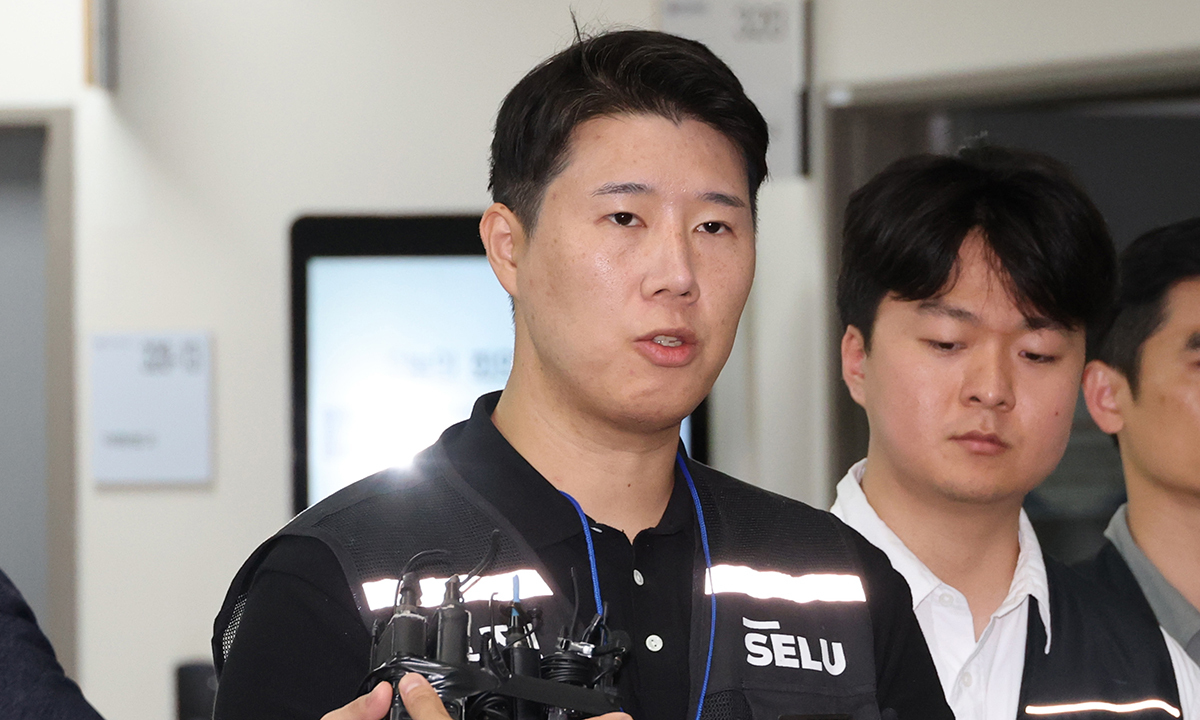 최승호 삼성그룹 초기업노동조합 삼성전자지부 위원장이 총파업 예고시점을 하루 앞둔 20일 정부세종청사 중앙노동위원회에서 열린 사후조정 회의를 마친 뒤 총파업 강행 입장을 밝히며 인사하고 있다. 뉴스1