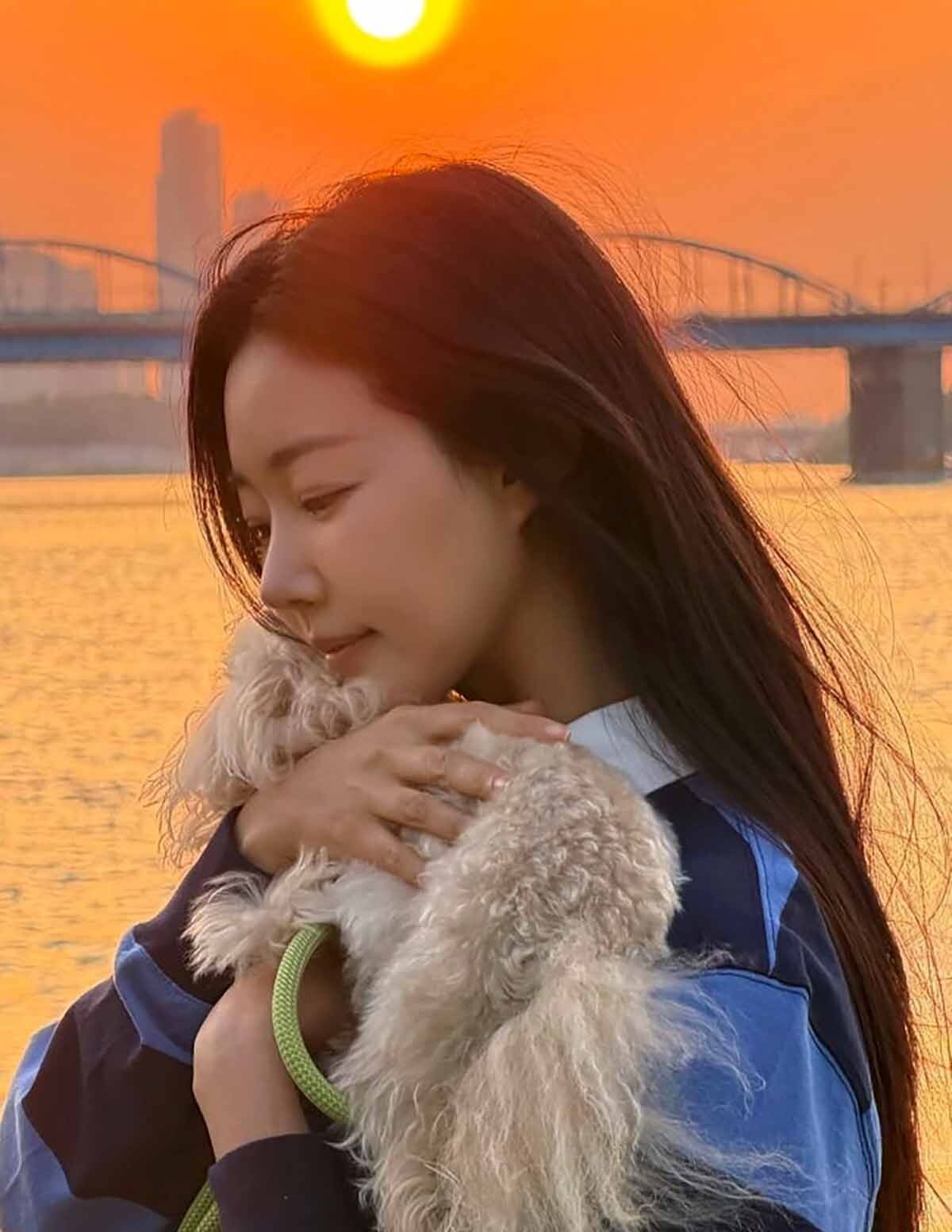 김사랑은 논란 이후 별도의 해명 대신 SNS를 통해 담담한 일상 복귀의 뜻을 밝혔다.&nbsp;김사랑 SNS
