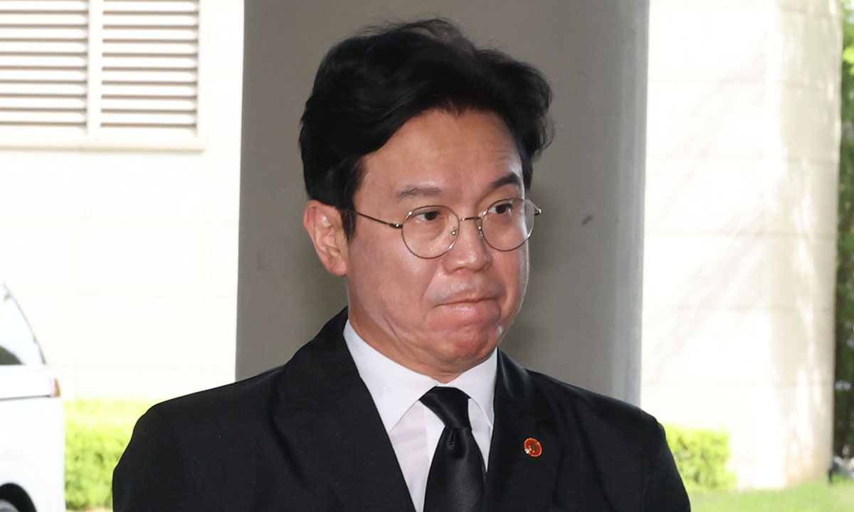 김영훈 고용노동부 장관이 삼성전자 노사 임금 협상을 위한 2차 사후조정 절차가 진행된 지난 18일 정부세종청사 고용노동부에 도착해 집무실로 들어가고 있다.&nbsp;공동취재사진