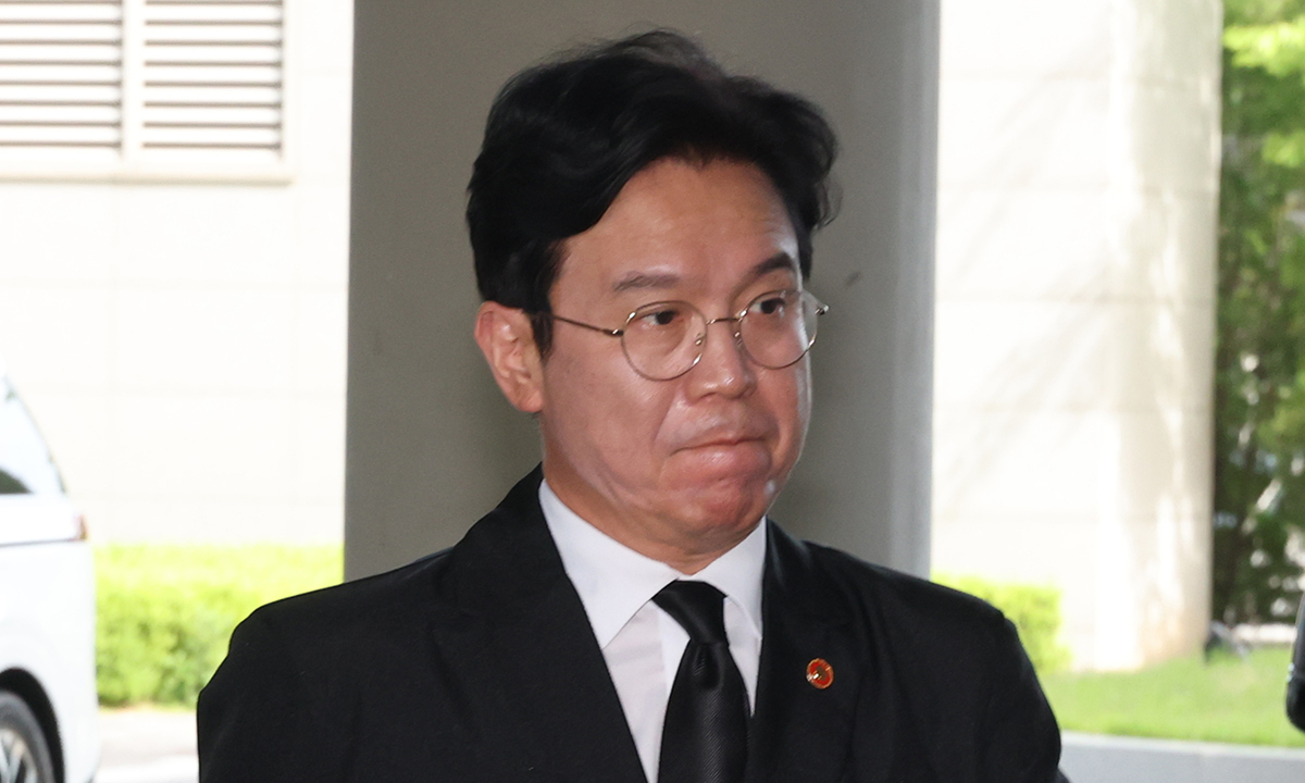 지난 18일 세종시 정부세종청사 중앙노동위원회에서 열린 2차 삼성전자 노사 사후조정 회의가 열리고 있는가운데, 김영훈 고용노동부 장관이 고용노동부청사로 들어가고 있다. 뉴스1