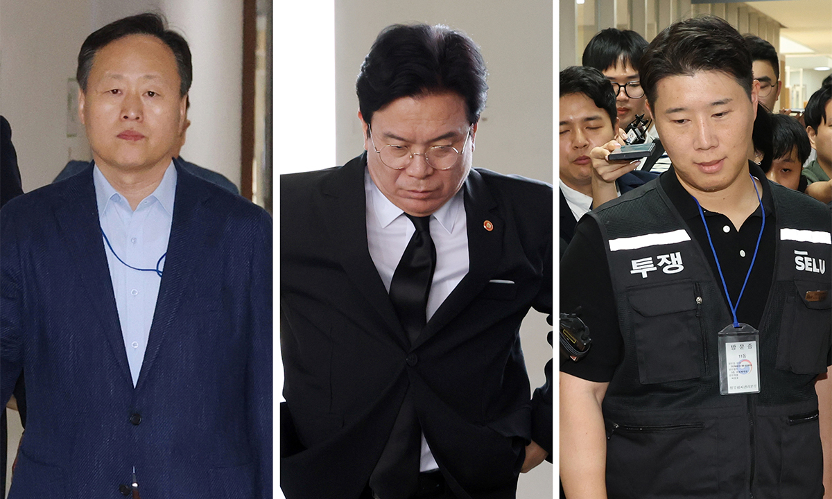 지난 18일 2차 사후조정이 열린 중노위 조정회의장으로 각각 들어가는 삼성전자 사측 대표교섭위원인 여명구 DS(반도체 부문) 피플팀장(왼쪽)과 삼성그룹 초기업노동조합 삼성전자지부 최승호 위원장(오른쪽). 집무실로 들어가는 김영훈 고용노동부 장관(가운데). 연합뉴스