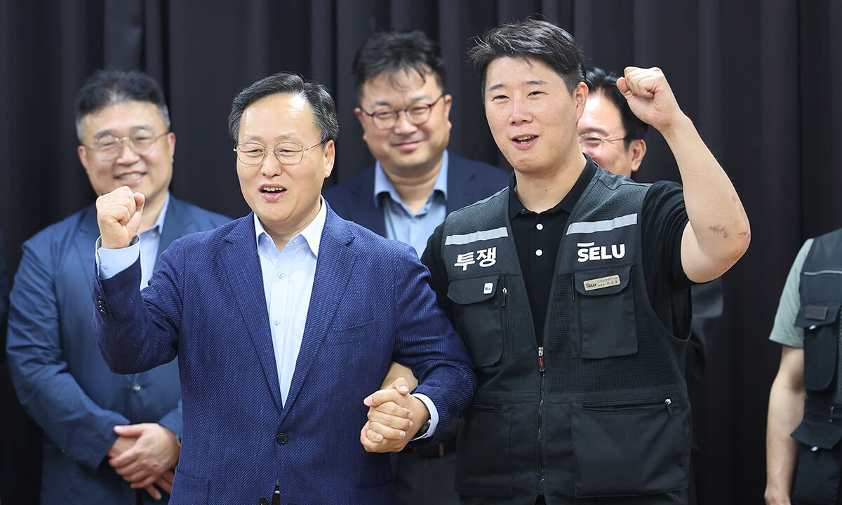 여명구 삼성전자 DS 피플팀장(왼쪽)과 최승호 삼성그룹 초기업노동조합 삼성전자지부 위원장이 잠정 합의안에 서명한 후 파이팅을 외치고 있다. 연합뉴스