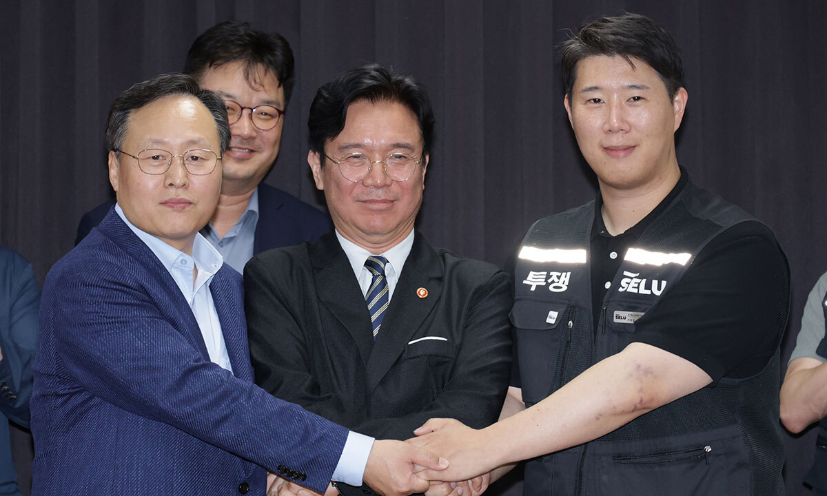 손잡은 노사정 여명구 삼성전자 DS(디바이스솔루션·반도체 사업 담당) 피플팀장과 최승호 삼성그룹 초기업노조 삼성전자 지부 위원장이 20일 경기 수원시 경기고용노동청에서 임금협상을 마치고 잠정합의안에 서명한 뒤 김영훈 고용노동부 장관과 기념촬영을 하고 있다. 왼쪽부터 여 팀장, 김 장관, 최 위원장. 수원=뉴스1