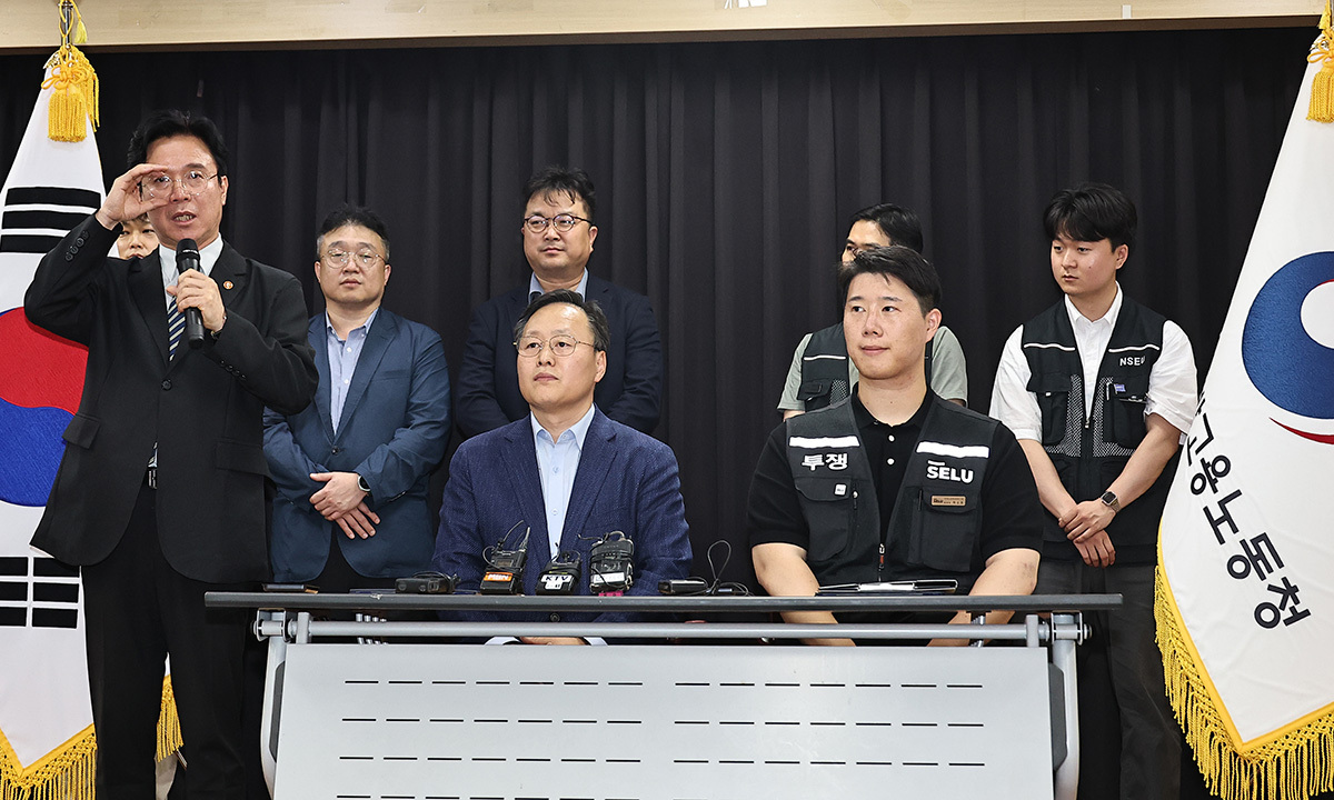 20일 경기도 수원시 장안구 경기고용노동청에서 열린 삼성전자 임금협상을 마친 후 김영환 고용노동부 장관(왼쪽)이 발언하고 있다. 공동취재