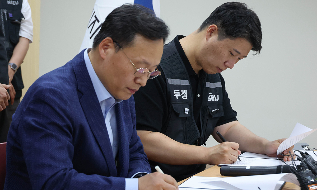여명구 삼성전자 DS(디바이스솔루션·반도체 사업 담당) 피플팀장(왼쪽)과 최승호 삼성그룹 초기업노동조합 삼성전자지부 위원장이 20일 오후 경기 수원시 장안구 경기지방고용노동청에서 열린 삼성전자 노사교섭 결과 브리핑에서 합의안에 서명을 하고 있다. 공동취재사진