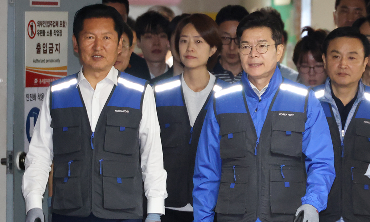 6·3 지방선거 공식 선거운동의 막이 오른 21일 0시 더불어민주당 정원오 서울시장 후보가 정청래 대표와 함께 택배 업무를 체험하기 위해 서울 광진구 동서울우편집중국으로 들어서고 있다. 연합뉴스