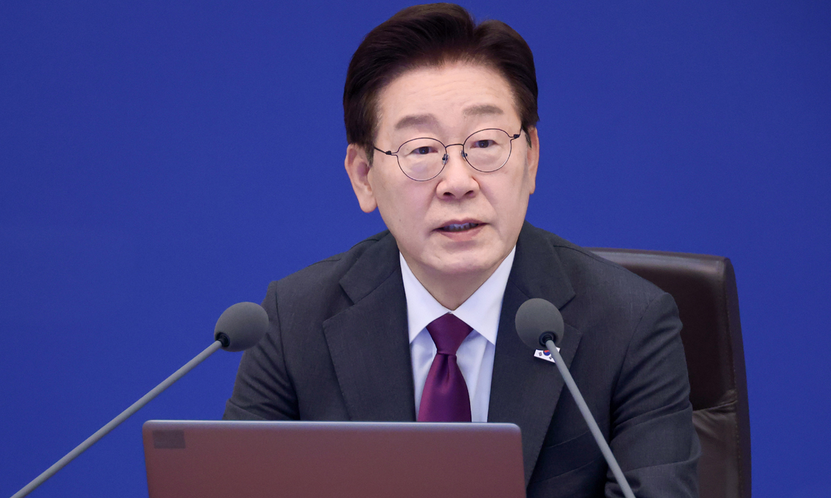 이재명 대통령이 21일 청와대에서 열린 수석보좌관회의에서 발언하고 있다. 연합뉴스