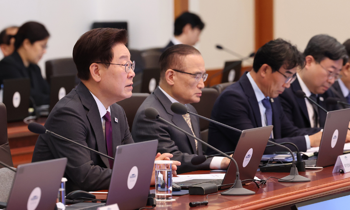이재명 대통령이 21일 청와대에서 열린 수석보좌관회의에서 발언하고 있다. 청와대사진기자단