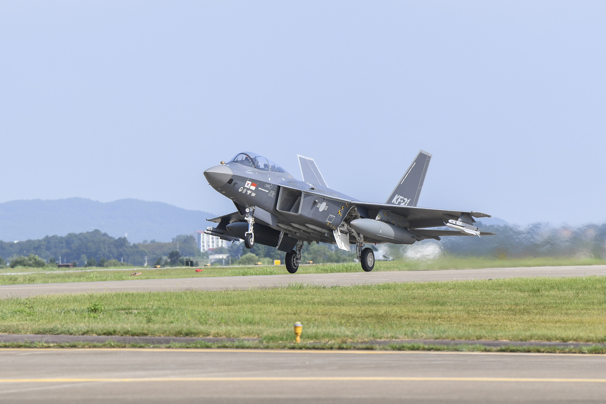 KF-21 시제기가 무장을 장착한 채 이륙하고 있다. 세계일보 자료사진