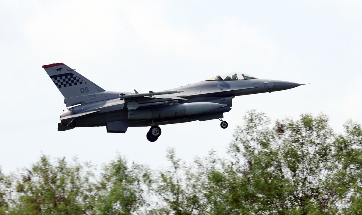 미 공군 F-16 전투기가 착륙을 위해 하강하고 있다. 세계일보 자료사진