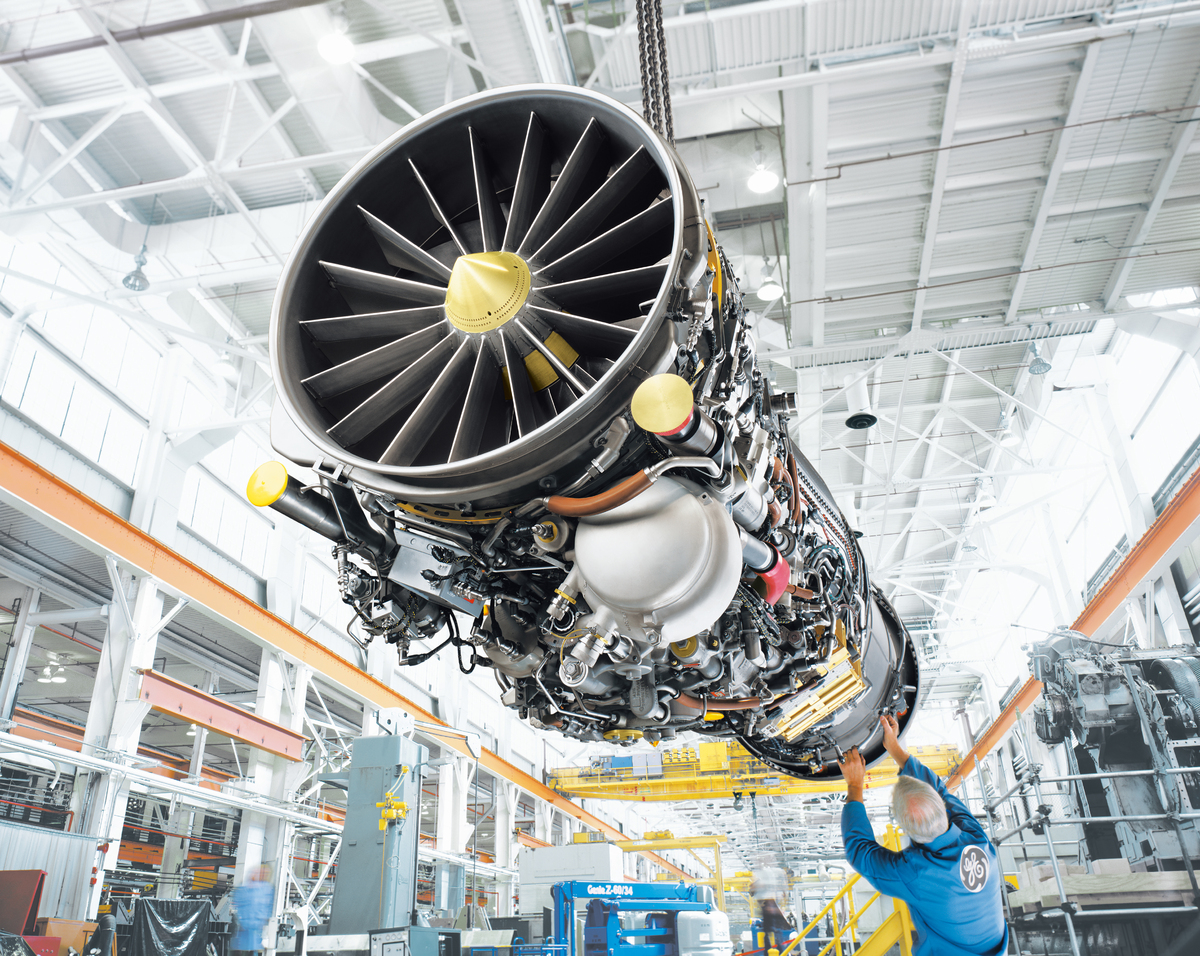 KF-21에 탑재되는 미국 GE의 F414 엔진을 GE 직원이 점검하고 있다. 세계일보 자료사진