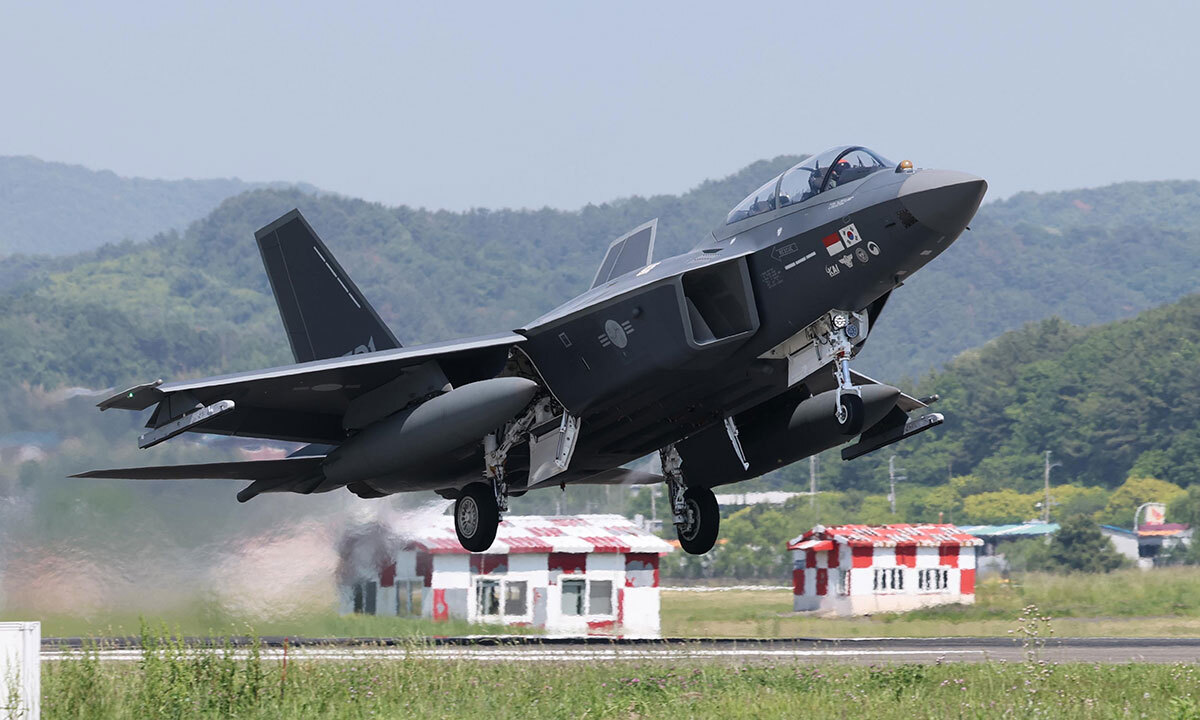 13일 경남 사천시 공군3훈련비행단에서 국산 초음속 전투기 KF-21 시제기가 이륙하고 있다. 사천=뉴시스